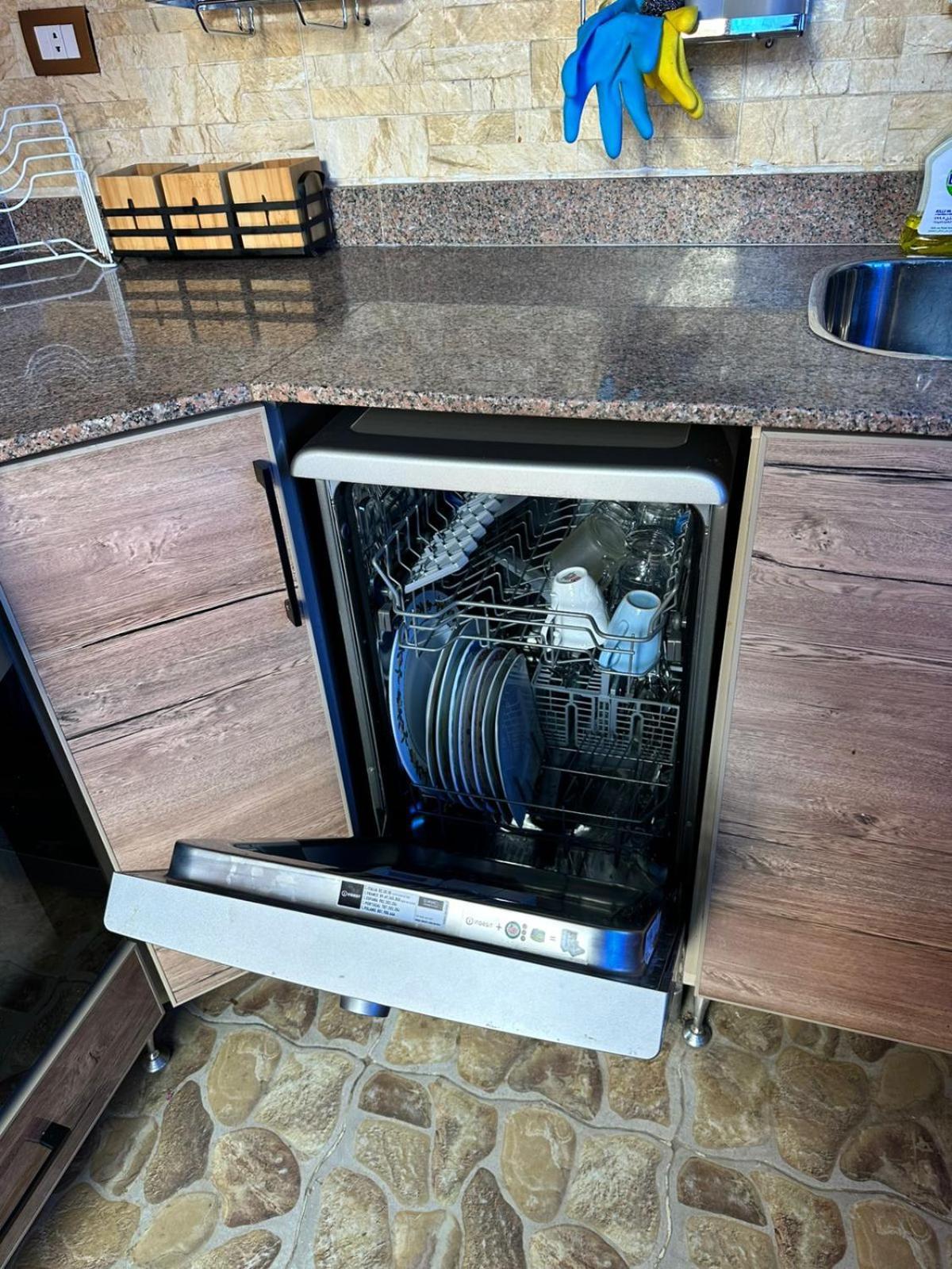 فيلة Private In